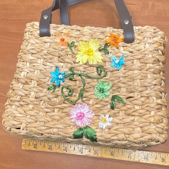 Wicker Floral mini bag made in Philippine’s yellow lining - Picture 8 of 9